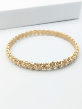 Vintage gold tone signed Dynasty textured bangle bracelet